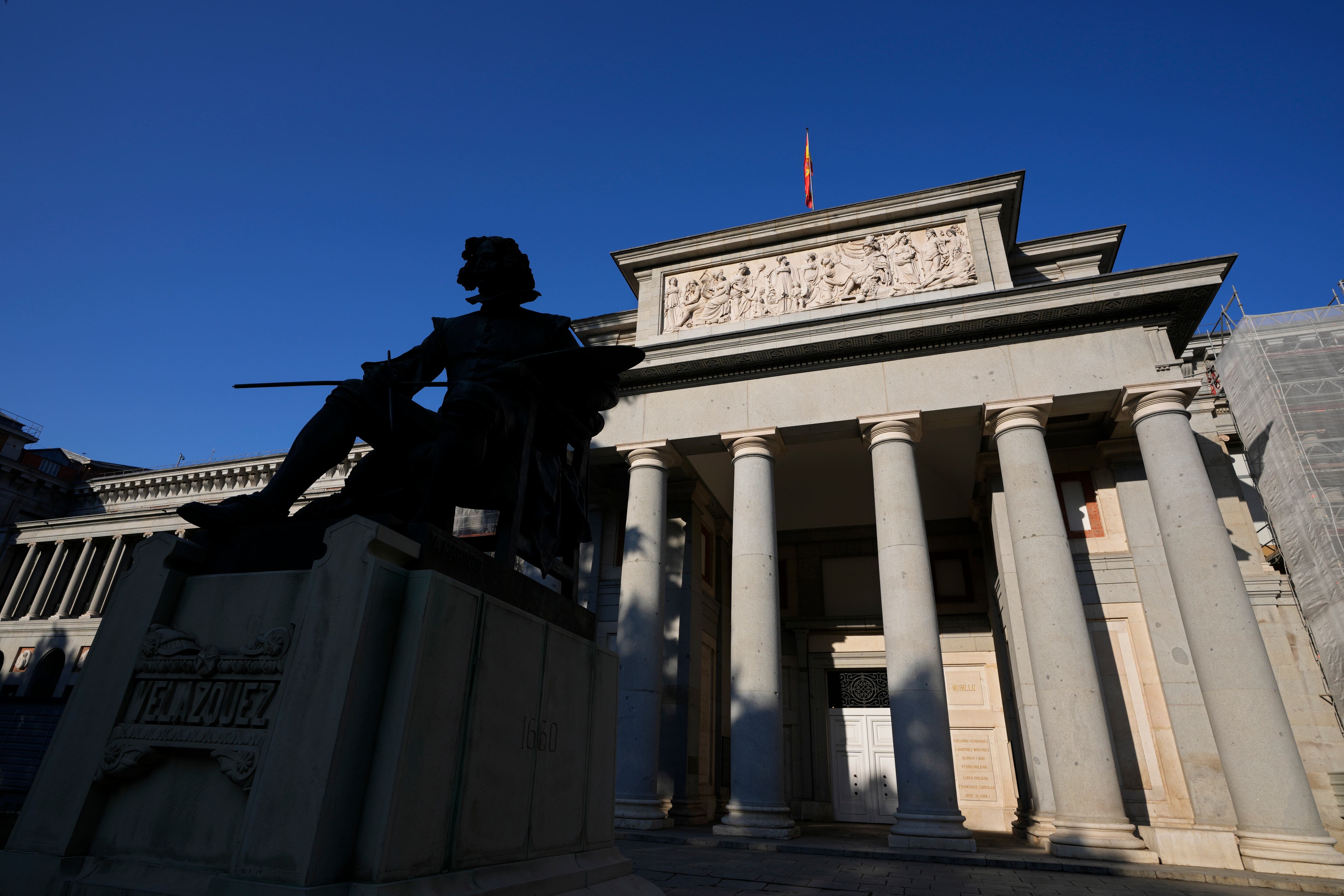 Una estatua del pintor español Diego Velázquez yace frente al Museo del Prado el jueves 22 de julio de 2021, en el Paseo del Prado en Madrid, España. (AP Foto/Paul White)