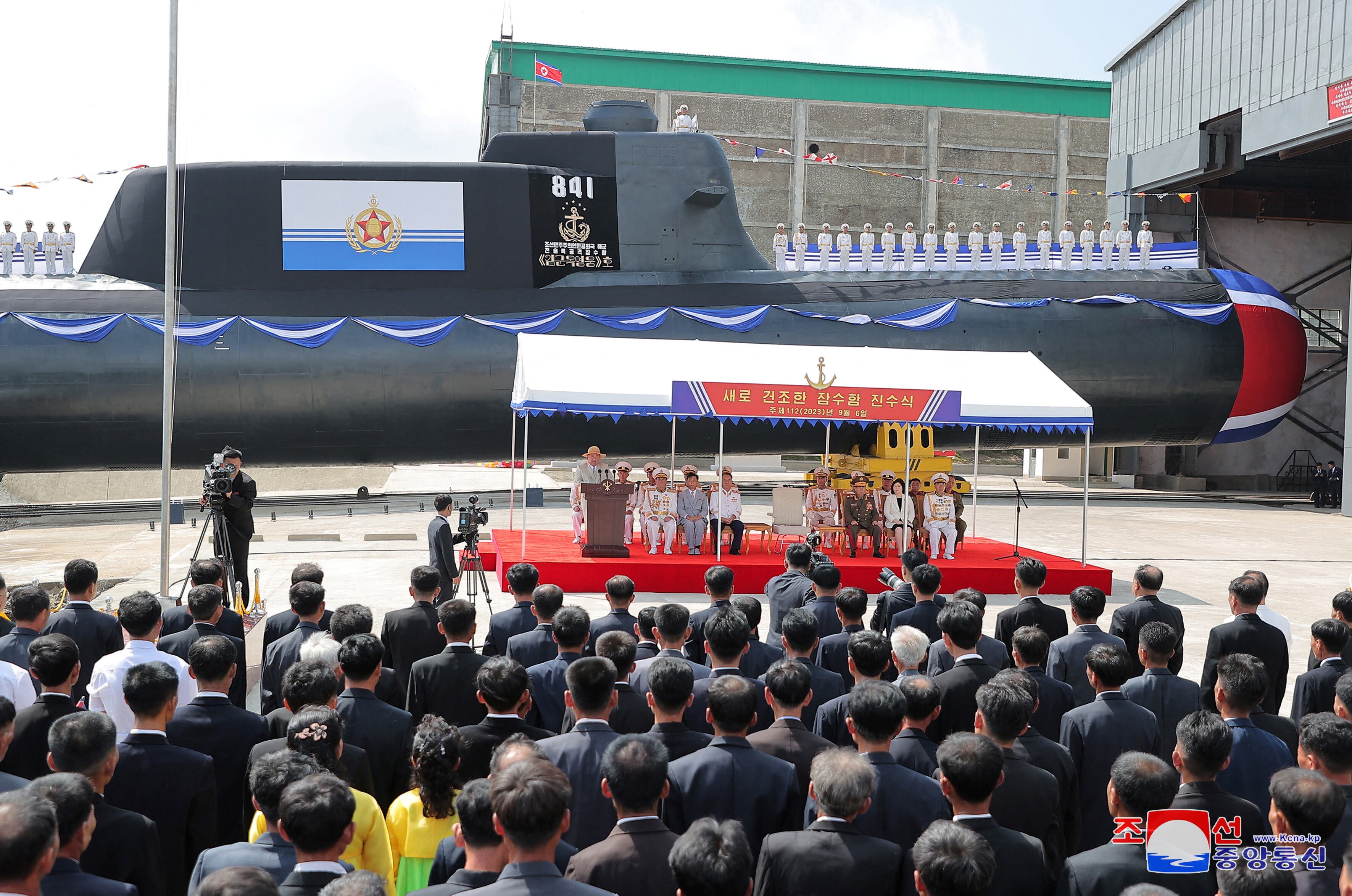 El líder norcoreano Kim Jong Un asiste a lo que los medios estatales informan que fue una ceremonia de lanzamiento de un nuevo submarino de ataque nuclear táctico en Corea del Norte