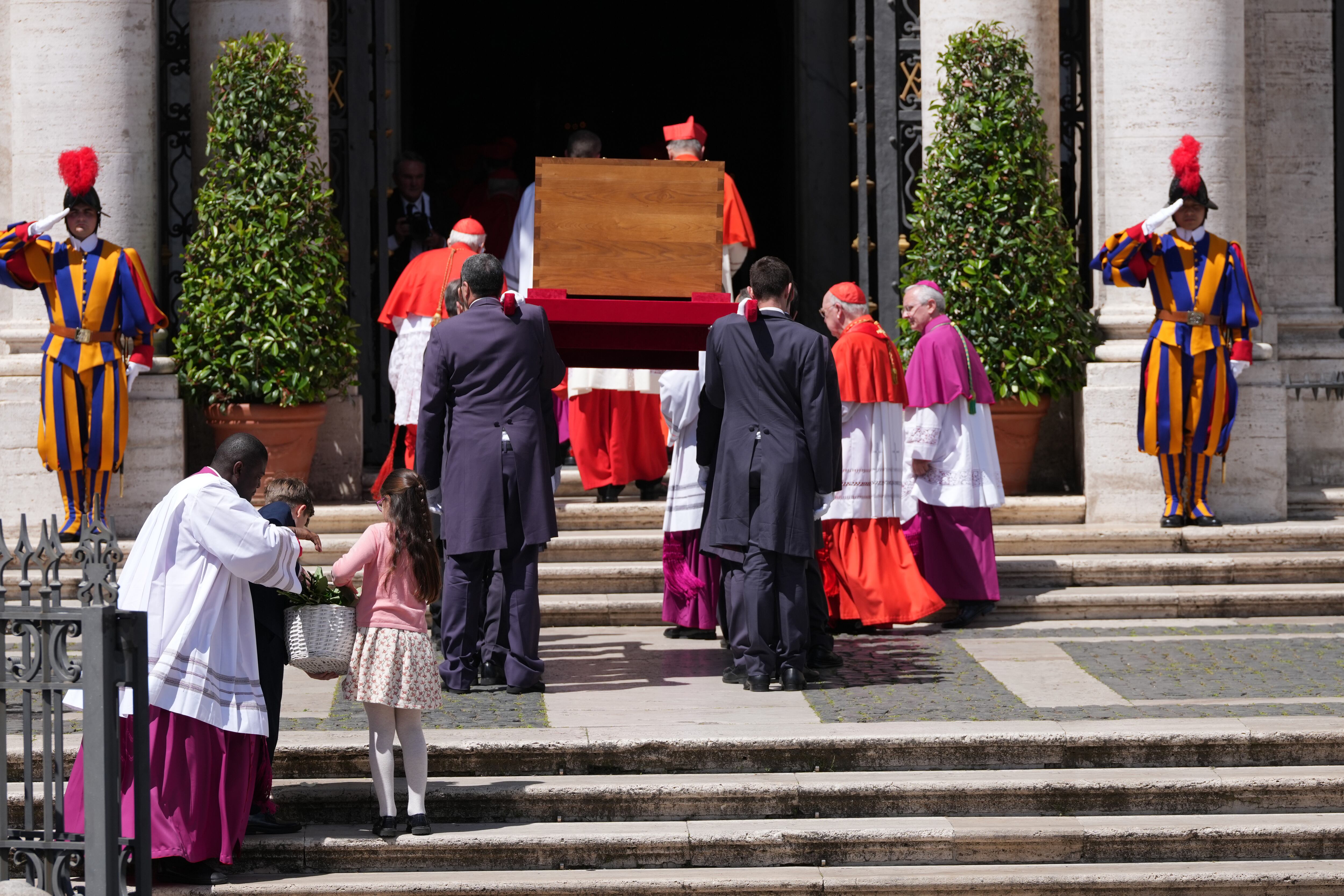 Su entierro en la basílica de Santa María la Mayor de Roma.