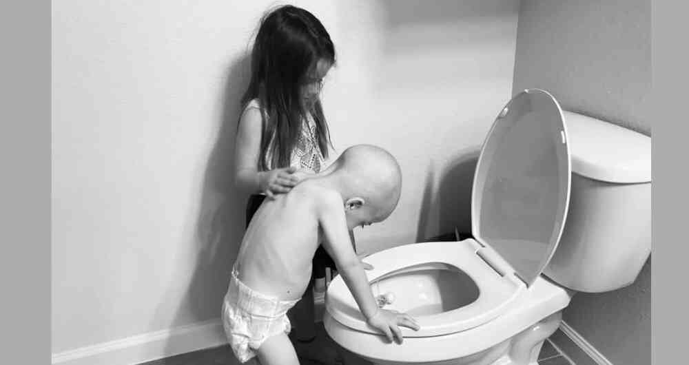 "Mis dos hijos, con 15 meses de diferencia, pasaron de jugar en la escuela y en casa juntos a sentarse juntos en una habitación fría del hospital". - Hay centenares de historias con esta enfermedad