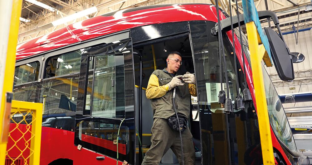La labor más delicada en el proceso de ensamblaje de los buses eléctricos será la manipulación segura de las baterías, que estarán dispuestas en la parte inferior de cada unidad.