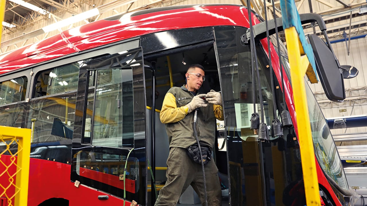 La labor más delicada en el proceso de ensamblaje de los buses eléctricos será la manipulación segura de las baterías, que estarán dispuestas en la parte inferior de cada unidad.