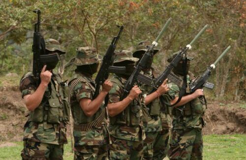 Fue en Urabá, Magdalena Medio y el Nordeste donde a medida que avanzaba electoralmente la la izquierda (y también la guerrilla consilodaba territorio), como respuesta, se fue consolidando la alianza entre paramilitarismo y narcotráfico y con ella la barbarie de homicidios y masacres. 