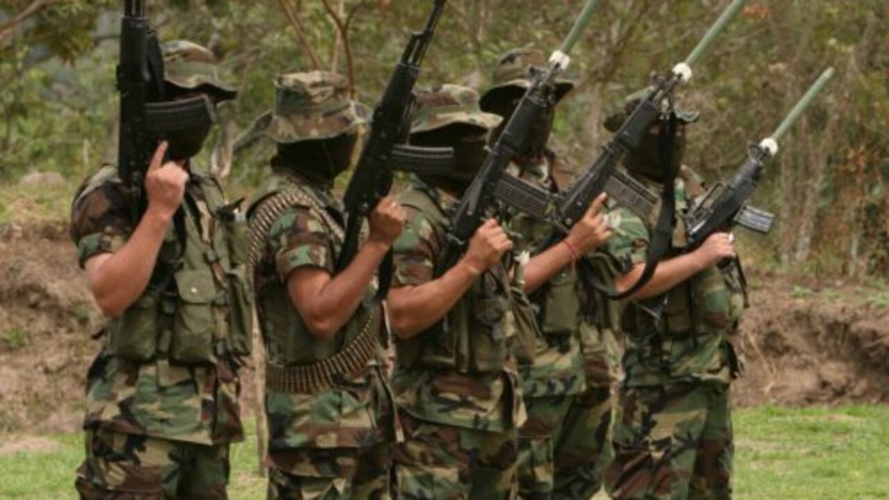 Fue en Urabá, Magdalena Medio y el Nordeste donde a medida que avanzaba electoralmente la la izquierda (y también la guerrilla consilodaba territorio), como respuesta, se fue consolidando la alianza entre paramilitarismo y narcotráfico y con ella la barbarie de homicidios y masacres.