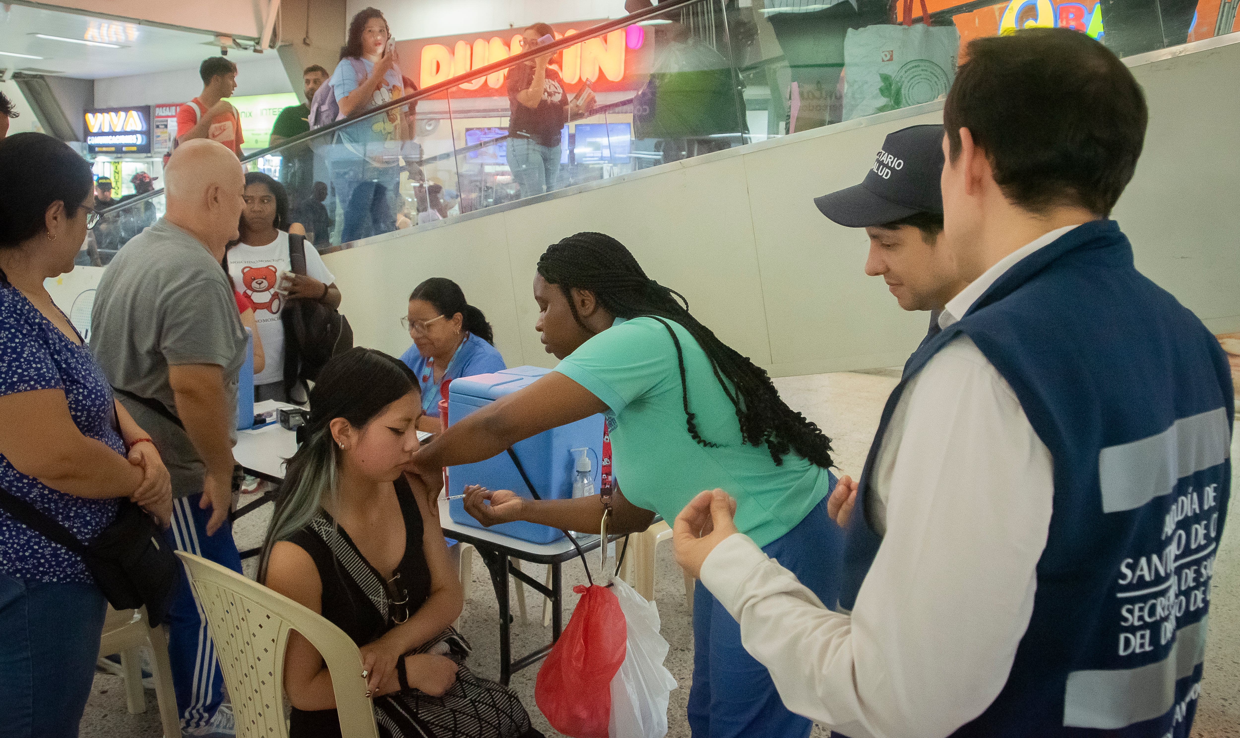 En la Terminal de Transportes de Cali se está vacunando contra la fiebre amarilla durante Semana Santa.