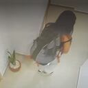 Momento en el que la mujer sale del apartamento del extranjero.