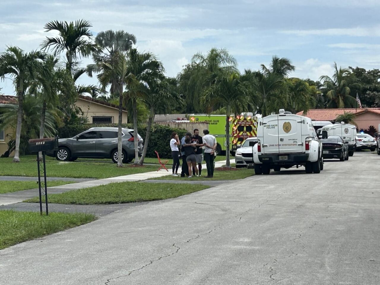 Patrullas de la Policía de Miami-Dade estacionadas en la zona del tiroteo tras una disputa por NBA 2K25.