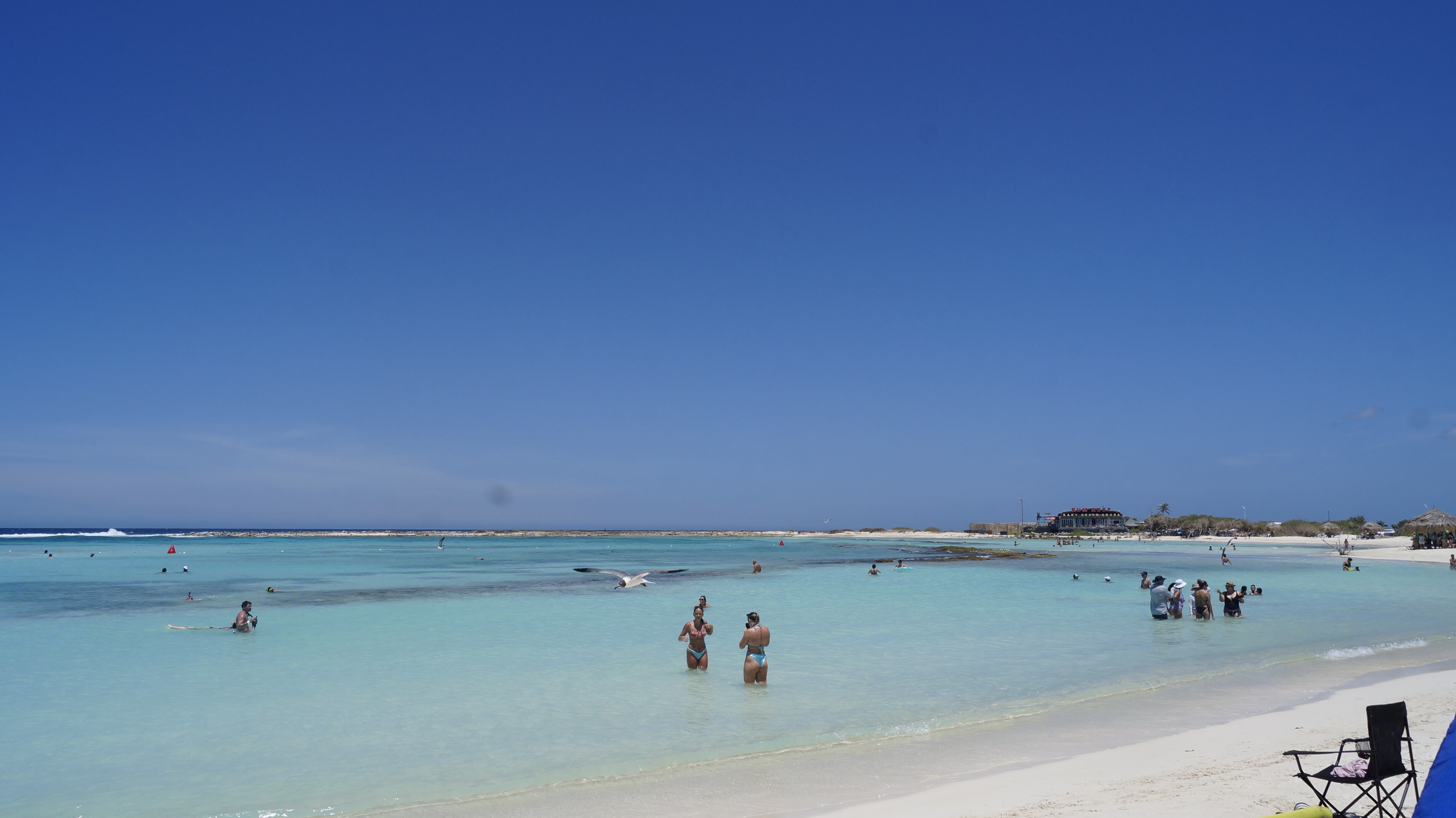 Las concurridas playas de Baby Beach, en Aruba, son ideales para compartir en familia, el mar es muy pando y tranquilo, ideal para niños o personas que no saben nadar. En el lugar también hay restaurantes. (Foto: Juan Manuel Vargas).
