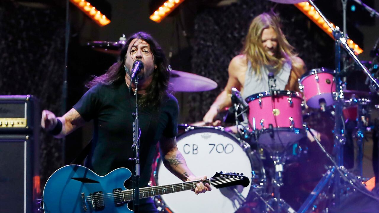 Oliver Taylor Hawkins de Foo Fighters en la batería.