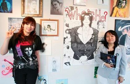 Fans del cantante estadounidense Michael Jackson posan junto a varias obras que forman parte de una exposición titulada "Recordando a Michael Jackson", con obras creadas por fans del artista fallecido y varios artistas surcoreanos, en la galería KT&G Seúl, Corea del Sur.