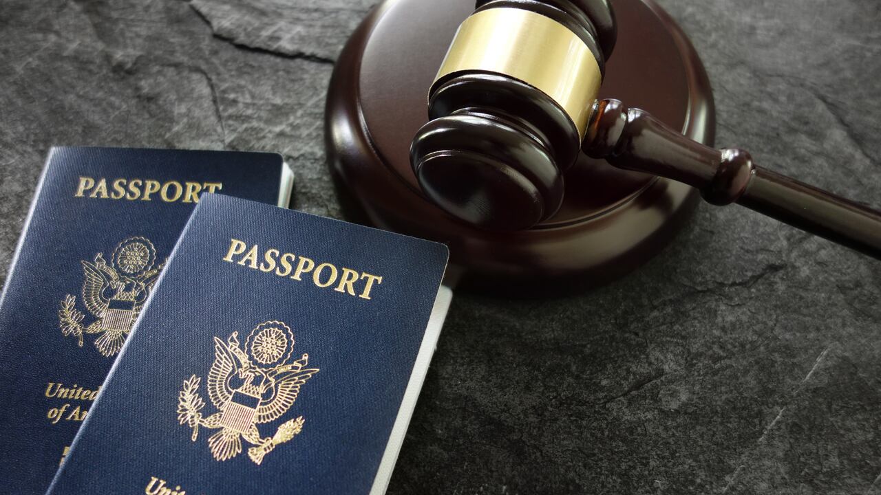 Migrantes revisan su estatus legal en medio del aumento de órdenes de deportación en Estados Unidos.