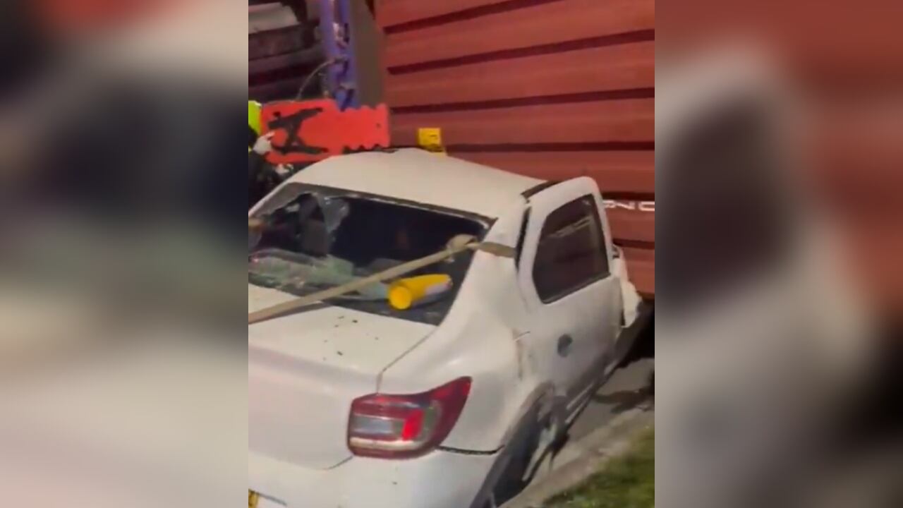 Los dos ocupantes del vehículo fueron trasladados a un centro médico.