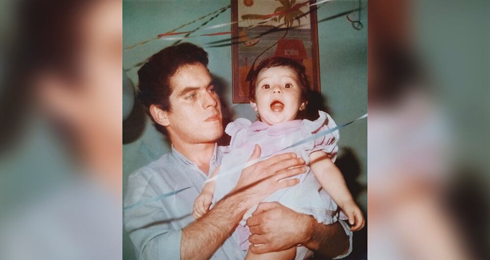 Ricardo Morad reconoció a su hija en 2012, cuando vio en internet imágenes de Armero. En el video, un hombre la lleva cubierta por una caperuza. 