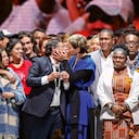 El discurso de Gustavo Petro se dio en medio de grandes gestos. Hizo un gran reconocimiento a su familia y exaltó el papel de Verónica Alcocer, su esposa. “Ella me ha aguantado durante años y ha logrado un espacio de liderazgo propio”, dijo el ahora presidente electo.