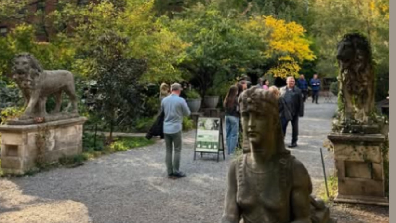 El Jardín de la Calle Elizabeth, un oasis verde en pleno Nolita, permanece en el centro de una intensa disputa entre planes de vivienda asequible y esfuerzos comunitarios por preservarlo.