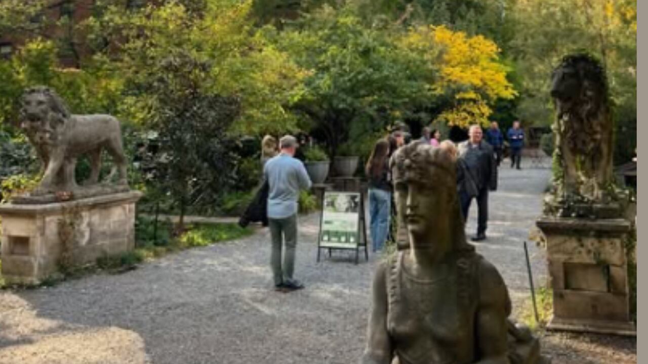 El Jardín de la Calle Elizabeth, un oasis verde en pleno Nolita, permanece en el centro de una intensa disputa entre planes de vivienda asequible y esfuerzos comunitarios por preservarlo.