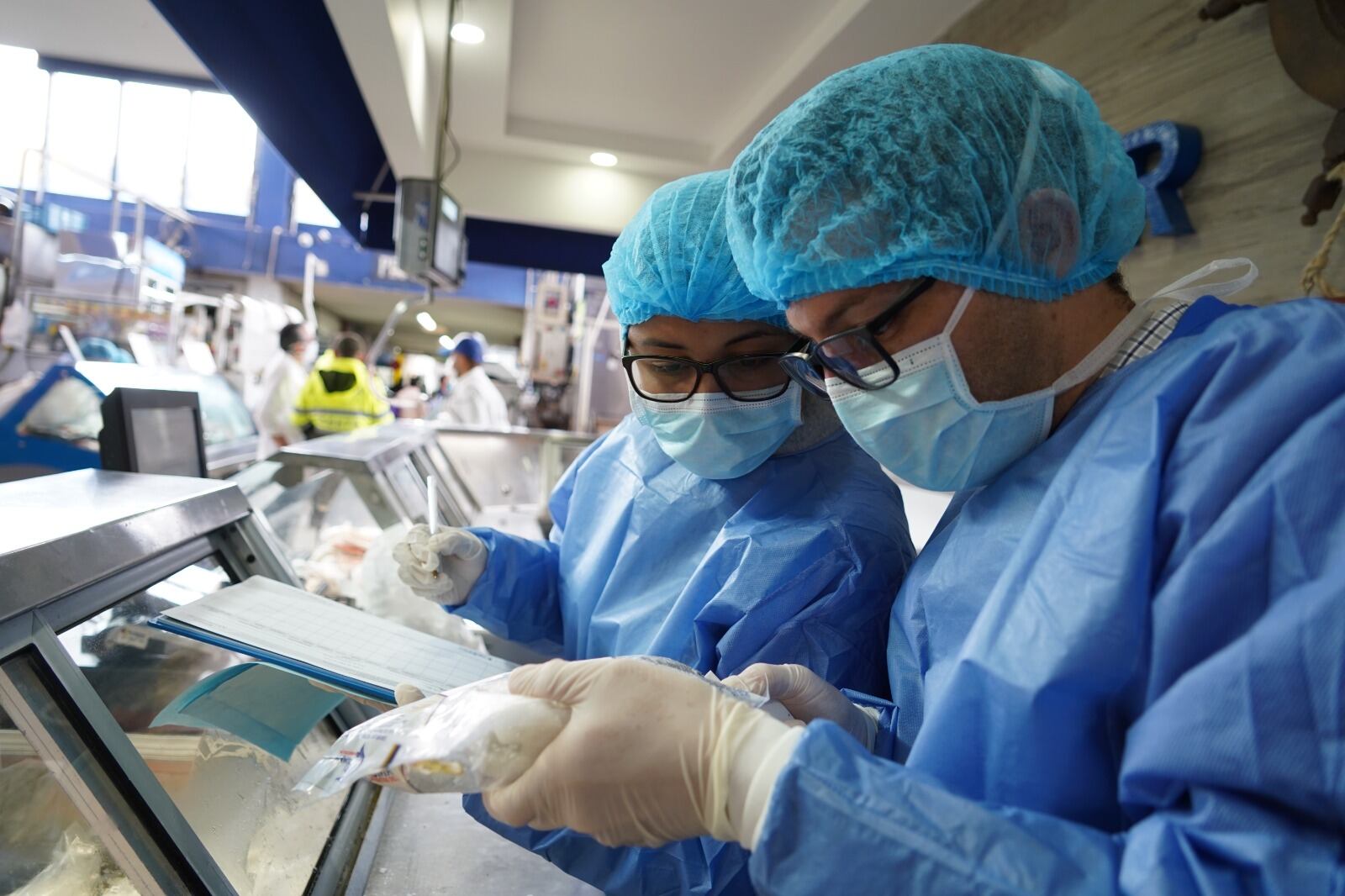 La Secretaría Distrital de Salud de Bogotá en jornadas de inspección de estado de alimentos.