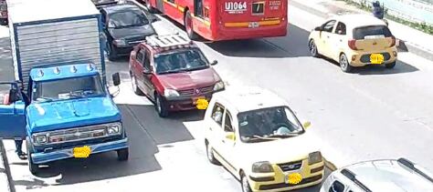 Camión varado en la localidad de Usme, en la Av. Caracas con calle 56 Sur, sentido Sur - Norte. Unidades de Tránsito y asistencia de grúa asignadas.