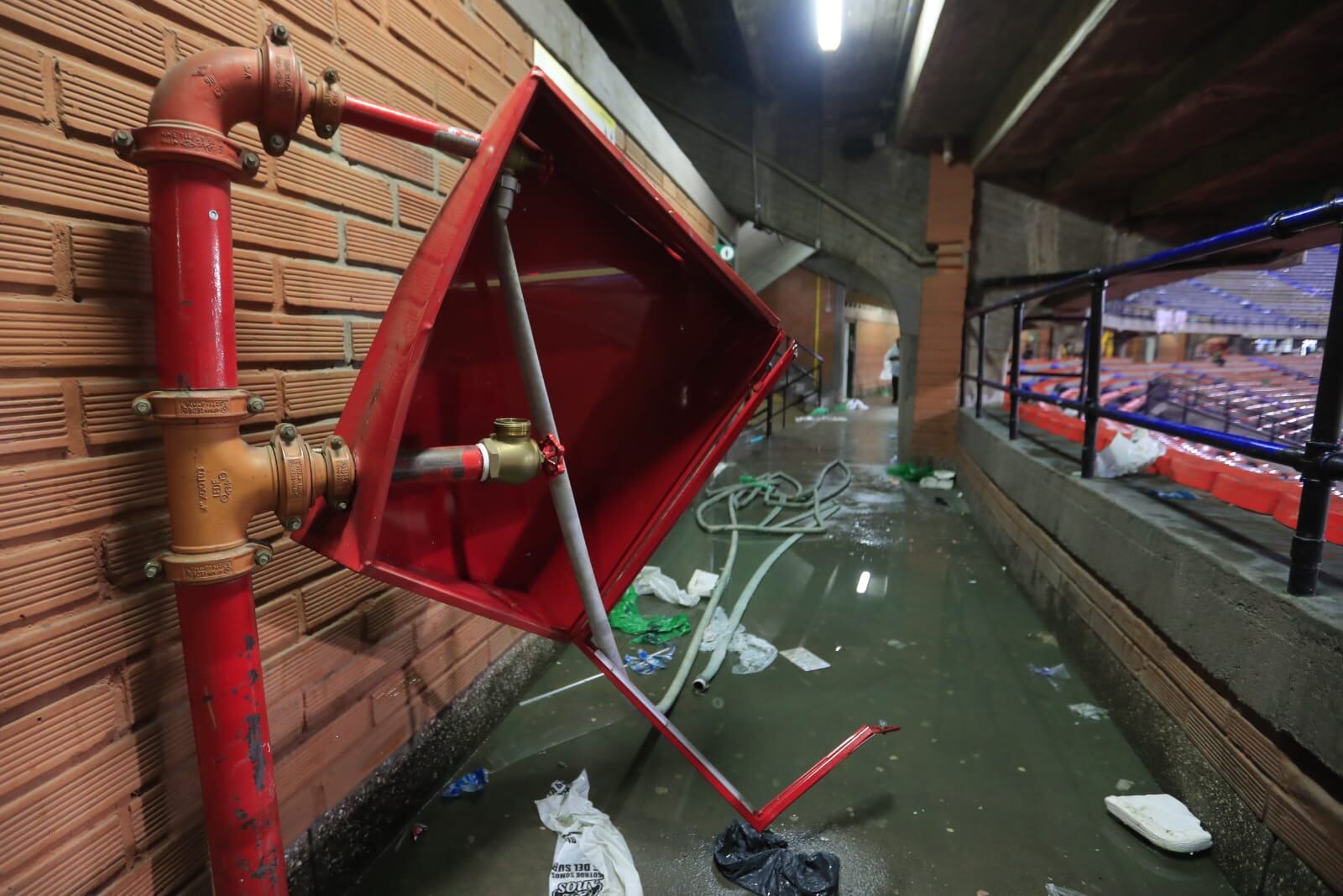 Hasta los extintores los arrancaron de las paredes