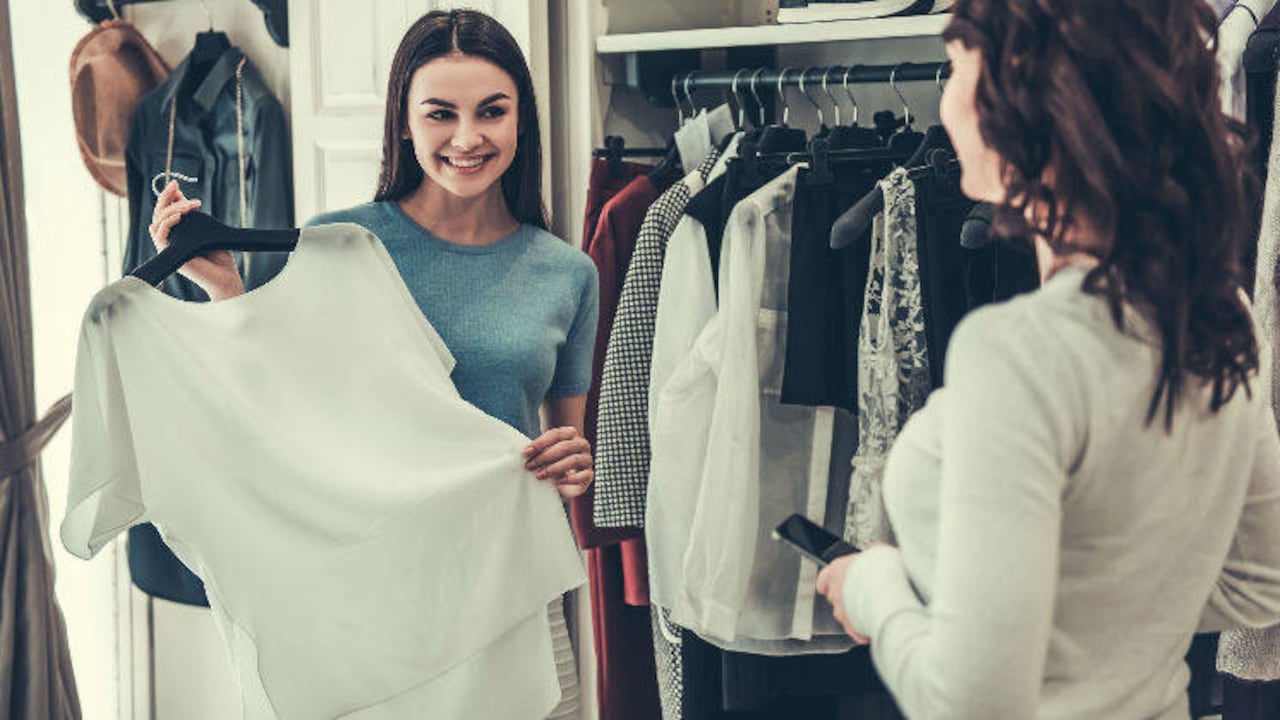 Foto genérica de un estante de ropa.