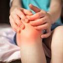 La artritis juvenil les da a niños menores de 16 años.