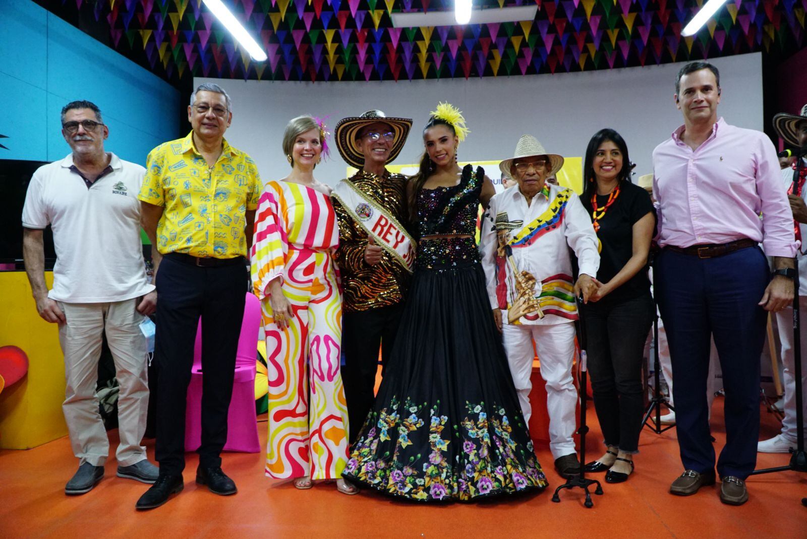 Reyes del carnaval junto con directivos de Carnaval S.A.S
