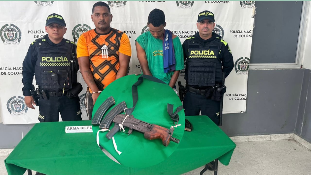 Hombres capturados con un fusil en el sur de Barranquilla.