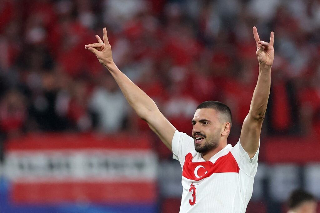 El defensor de Turquía # 03 Merih Demiral hace un gesto controvertido con la mano mientras celebra marcar el segundo gol de su equipo durante el partido de fútbol de octavos de final de la UEFA Euro 2024 entre Austria y Turquía en el estadio de Leipzig en Leipzig el 2 de julio de 2024 (Foto de Ronny HARTMANN / AFP)