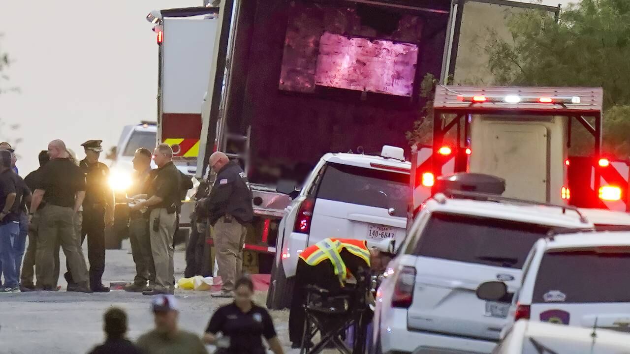 Agentes policiales y personal de emergencias trabajan en el lugar donde docenas de personas fueron encontradas sin vida dentro de un tractocamión y otras más fueron trasladadas a hospitales, el lunes 27 de junio de 2022, en San Antonio, Texas. Foto: AP /Eric Gay.