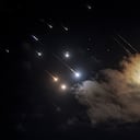 Esta imagen muestra proyectiles interceptados por Israel sobre Jerusalén el 1 de octubre de 2024. Las sirenas antiaéreas sonaron en el centro de Israel el 1 de octubre, dijo el ejército, un día después de que el ejército lanzara operaciones terrestres en el sur del Líbano contra posiciones de Hezbolá.