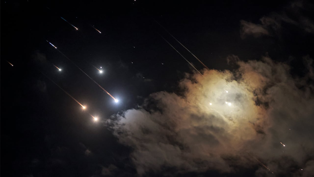 Esta imagen muestra proyectiles interceptados por Israel sobre Jerusalén el 1 de octubre de 2024. Las sirenas antiaéreas sonaron en el centro de Israel el 1 de octubre, dijo el ejército, un día después de que el ejército lanzara operaciones terrestres en el sur del Líbano contra posiciones de Hezbolá.