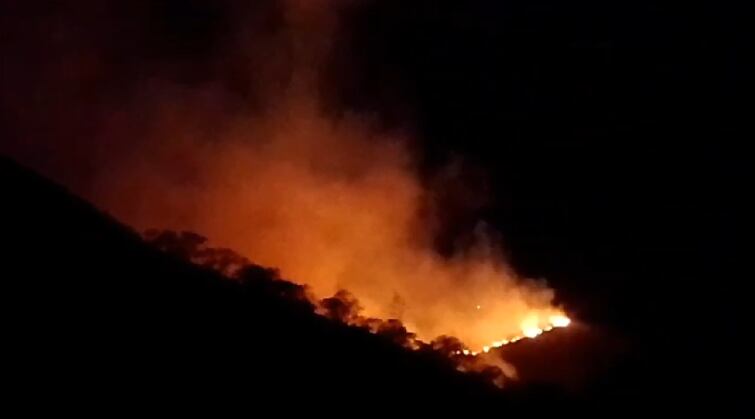 Así transcurre el incendio al oeste de Cali, este lunes, 2 de octubre.