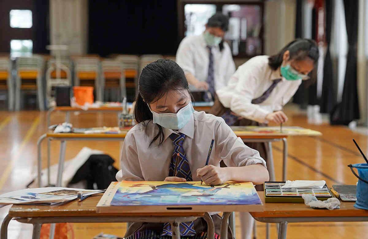 Estudiantes participan en un examen simulado de artes visuales para el Diploma de Educación Secundaria (DSE) en el CCC Ming Kei College, en Hong Kong. En la presentación de las pruebas de ingreso a la Universidad de Hong Kong se aplicará el distanciamiento social. Foto: Kin Cheung/ AP