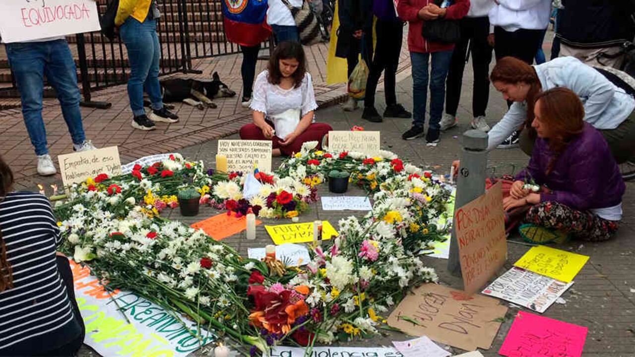 Frente al Hospital Universitario San Ignacio, se reunieron los compañeros de Dilan Cruz. Foto: SEMANA.