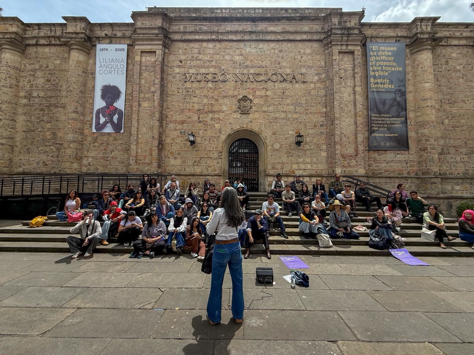 Estudiantes y docentes de las universidades Nacional y de los Andes realizaron una clase abierta frente al Museo Nacional para reflexionar sobre el retiro de varias obras.