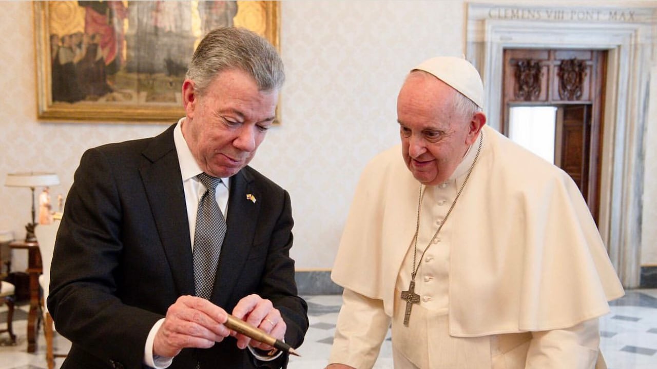 El expresidente colombiano le obsequió al papa Francisco el libro de Jesús Abad Colorado llamado 'El Testigo'.