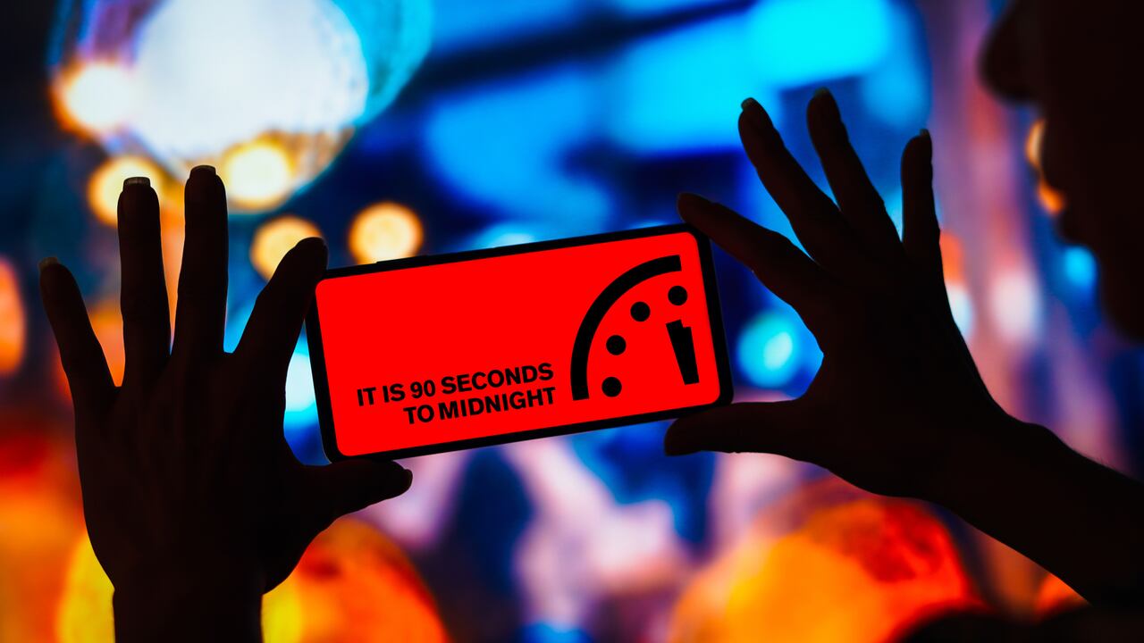 En esta ilustración fotográfica, el Reloj del Juicio Final alcanza el récord de 90.