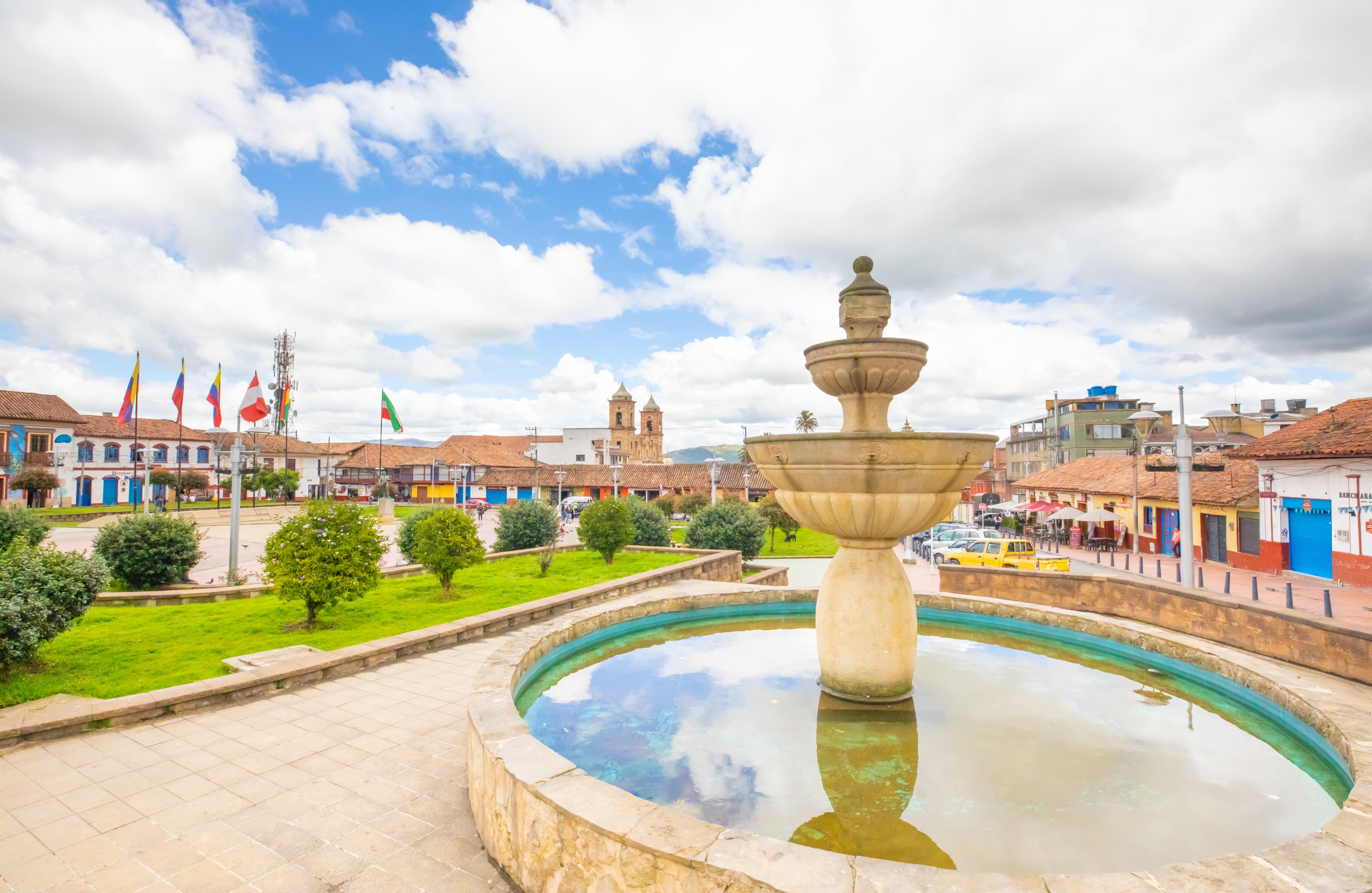 La Plaza de la Independencia se construyó en el marco del bicentenario de la Independencia, tiene una escultura de Antonio Nariño con un libro que representa los Derechos Humanos del pueblo y debajo de él yace una cápsula del tiempo. Las banderas representan los países liberados por Bolívar. Actualmente es un espacio de entretenimiento, cultura y encuentro. Foto: Getty Images