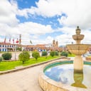 La Plaza de la Independencia se construyó en el marco del bicentenario de la Independencia, tiene una escultura de Antonio Nariño con un libro que representa los Derechos Humanos del pueblo y debajo de él yace una cápsula del tiempo. Las banderas representan los países liberados por Bolívar. Actualmente es un espacio de entretenimiento, cultura y encuentro. Foto: Getty Images