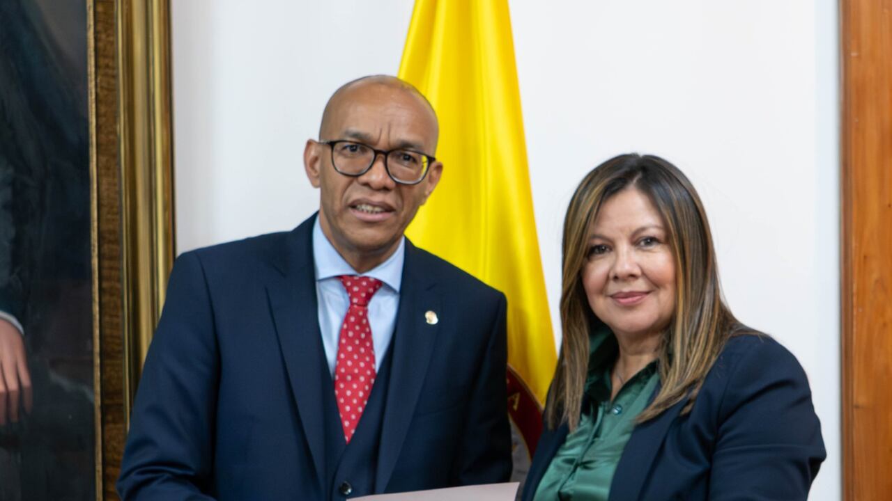 Entrega Acto administrativo del Presidente de la Corte Gerson Chaverra a la Nueva Fiscal General de la Nación, Luz Adriana Camargo