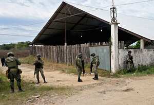 Los soldados hacen guardia e inspeccionan el área afuera de un palenque, donde se llevan a cabo peleas de gallos, un día después de que cinco personas murieran y 20 resultaran heridas en un ataque de hombres armados desconocidos durante una pelea de gallos, en Petatlán, estado de Guerrero, México, el 7 de enero. 2024. El ataque en Petatlán el sábado se produce mientras las autoridades mexicanas están investigando el asesinato de cinco personas relacionado con el cártel de Buenavista, también en el estado de Guerrero, el viernes. Guerrero es uno de los estados más pobres y violentos de México, debido a los enfrentamientos entre narcotraficantes rivales y fuerzas de seguridad. (Foto de Francisco ROBLES/AFP)