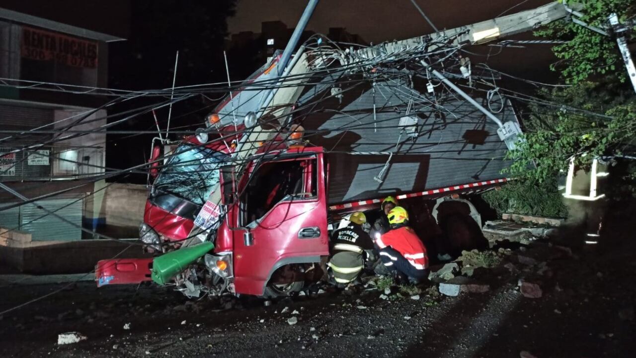 El choque se registró en horas de la noche de este lunes.