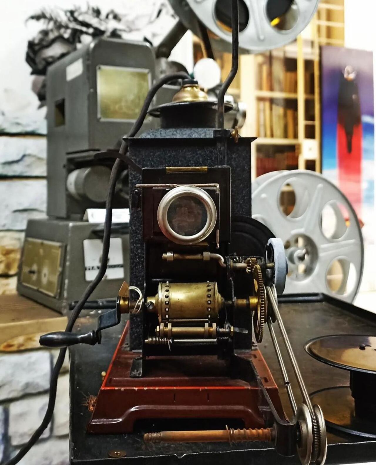 Con una colección que supera las 2 mil piezas grandes y las 11 mil piezas pequeñas, este recinto conserva la historia de la evolución del cine en Colombia, específicamente de su hechura.