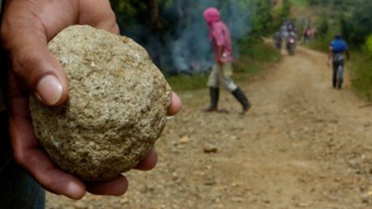 Un grupo de campesinos bloquean la vía que conduce de Caloto a Toribío, Cauca, para exigir la salida de los militares de la zona.