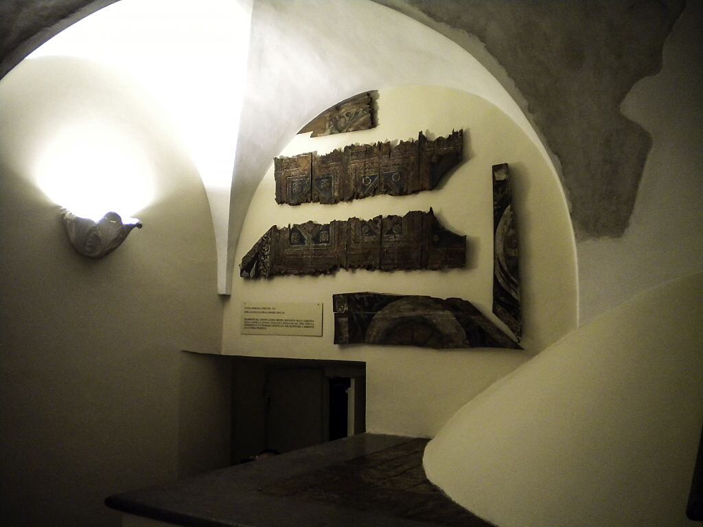Una foto de archivo fechada el 9 de marzo de 2013 muestra la habitación oculta en la parte trasera de la 'Capilla Sixtina' donde se guarda desde hace siglos el famoso sofá rojo 'el 'sofá de las lágrimas' y donde la tradición quiere que el nuevo Papa se siente y llore por la gran responsabilidad Ciudad del Vaticano, Vaticano. (Foto de Niccolo Celesti/Anadolu vía Getty Images)
