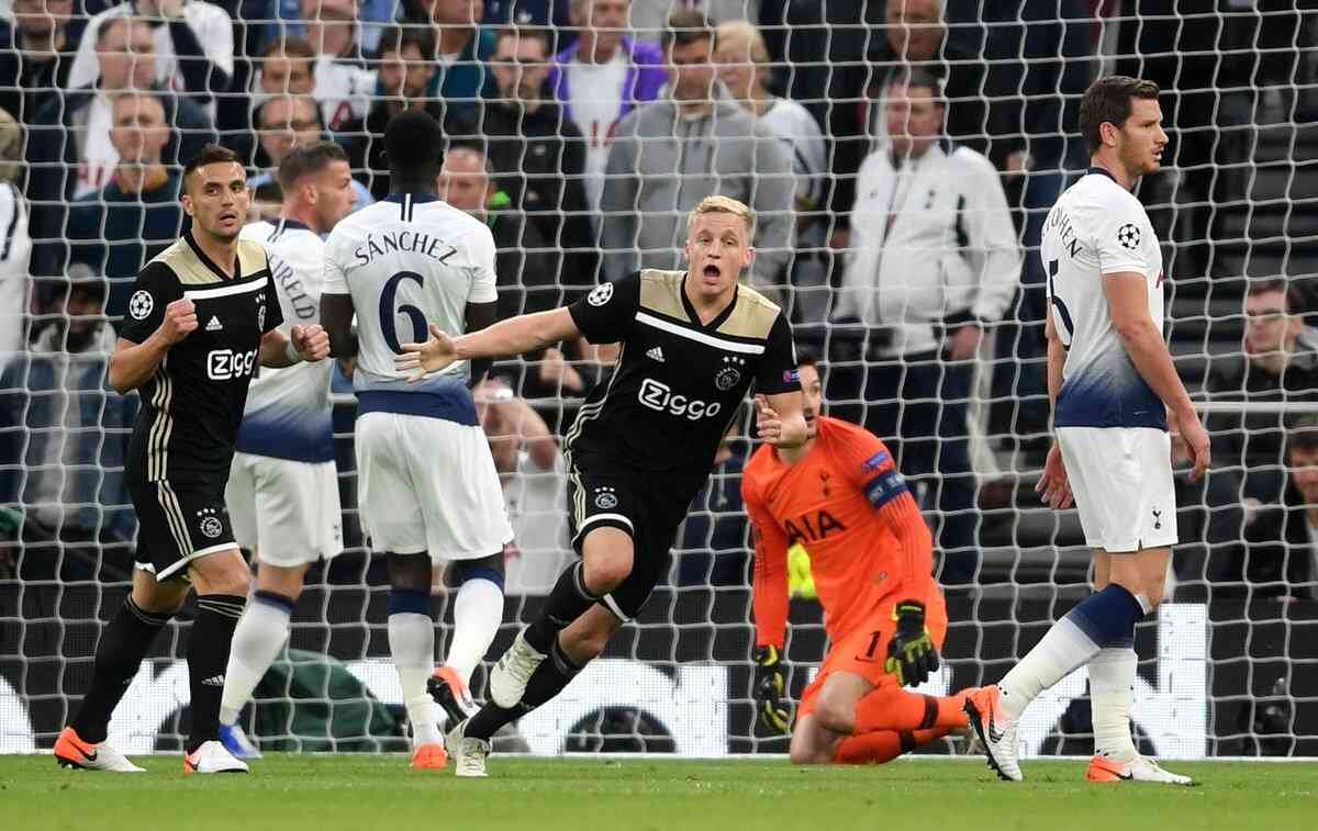 Dony van de Beek marcó el único gol del partido.