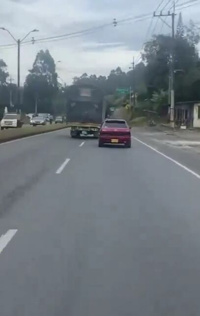 Los conductores de un camión y un automóvil protagonizaron peligrosas maniobras en vías de Antioquia.