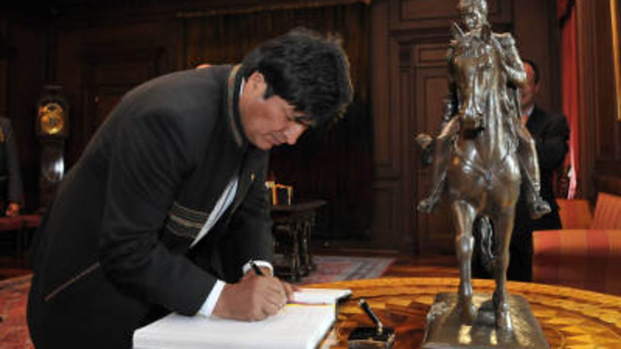El presidente de Bolivia, Evo Morales, firma el libro de visitantes ilustres. En seis años como presidente, nunca había venido a Colombia en visita oficial.