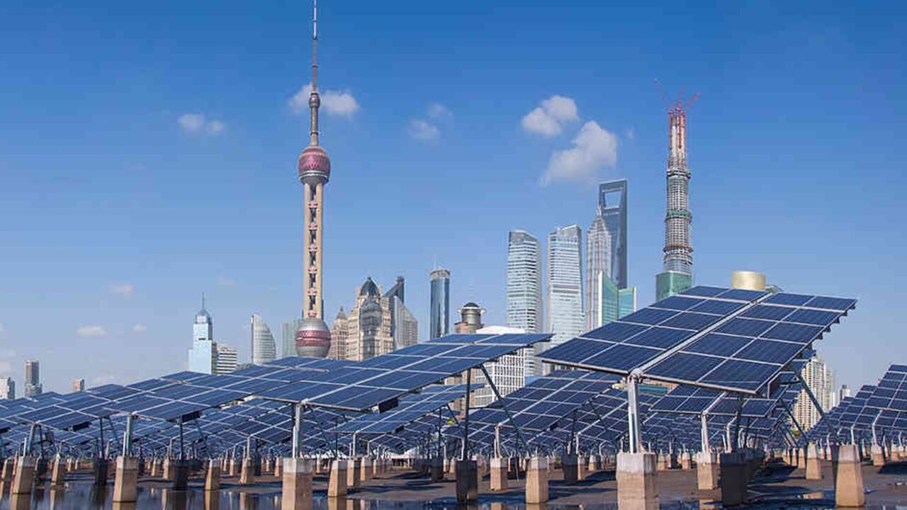 Paneles solares ubicados en el malecón de Shanghai, China.