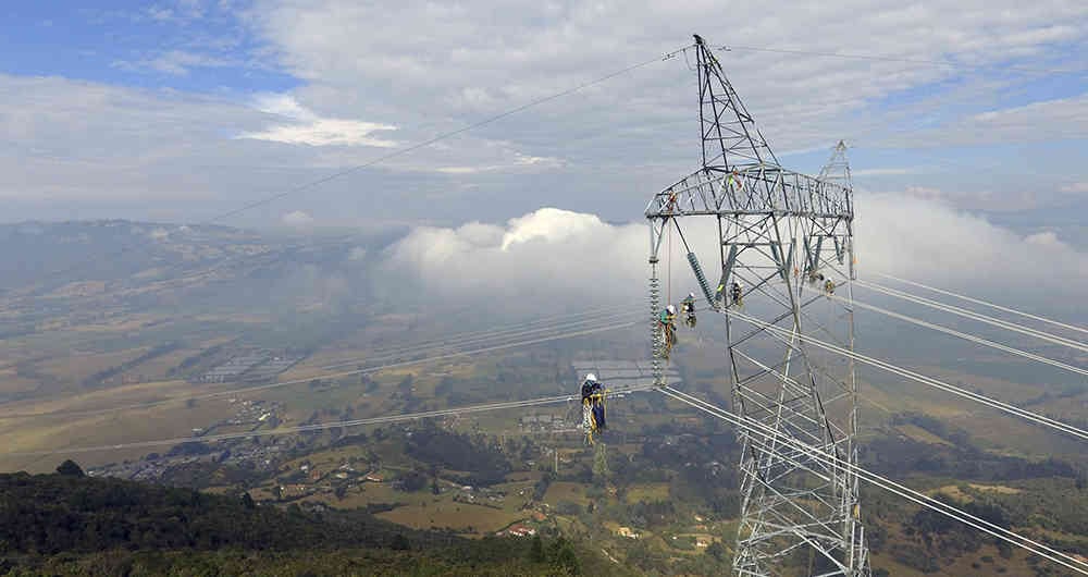 Jornada de mantenimiento de linieros en Línea de transmisión Guavio-Circo (Cundinamarca) del Grupo Energía Bogotá.